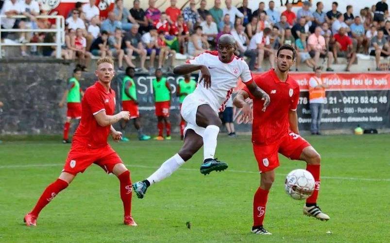 包含里昂迎法甲关键赛；加时末段单刀错失；媒体盛赞；轮换策略成焦点的词条爱游戏