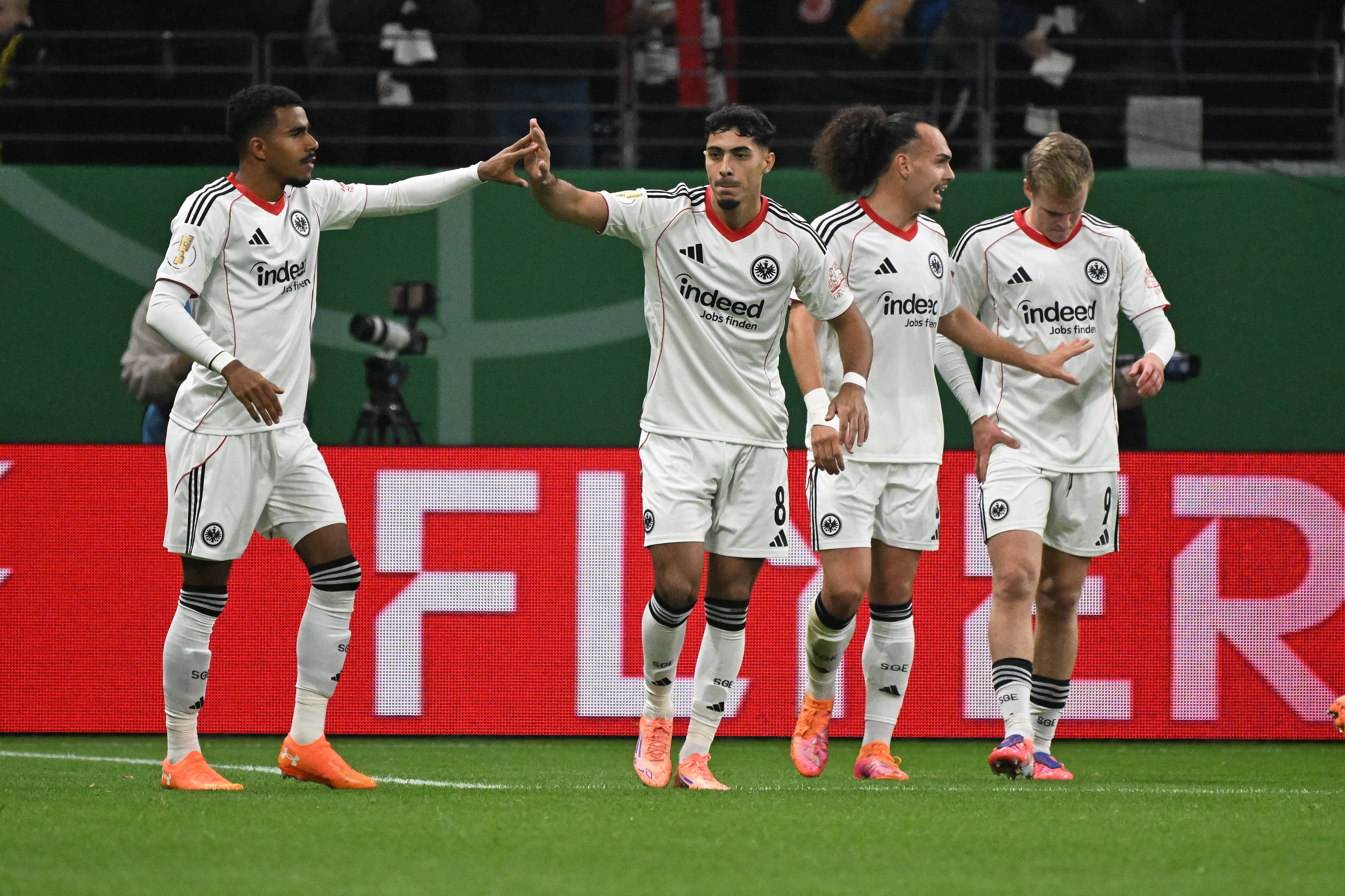 包含刚刚！上海海港防线松动备战社区盾赛后葡萄牙体育调整名单以备德国杯，今晨里尔内部沟通——欧超杯节点到来的词条爱游戏下载